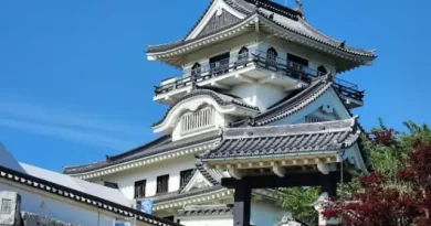 View of Kawahara Castle (河原城) in Tottori Prefecture, a reconstructed hilltop fortress overlooking the Sendai River with serene landscapes.