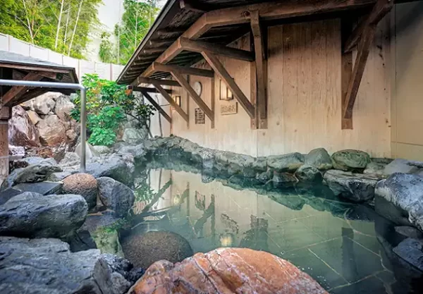 Rotenburo at Nizaemon no Yu (仁左衛門の湯) in Kyoto, a skin-soothing natural hot spring.