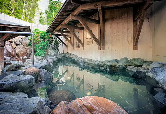 Rotenburo at Nizaemon no Yu (仁左衛門の湯) in Kyoto, a skin-soothing natural hot spring.