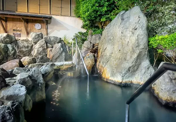 Rotenburo at Nizaemon no Yu (仁左衛門の湯) in Kyoto, a skin-soothing natural hot spring.