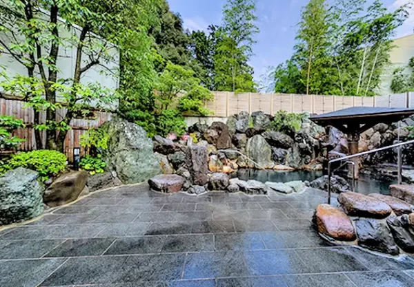 Rotenburo at Nizaemon no Yu (仁左衛門の湯) in Kyoto, a skin-soothing natural hot spring.