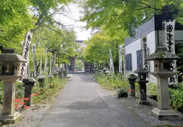 Karst landscape at Myoshoji Temple (明星輪寺) on Kinseizan (金生山) in Gifu Prefecture, a serene Buddhist shrine