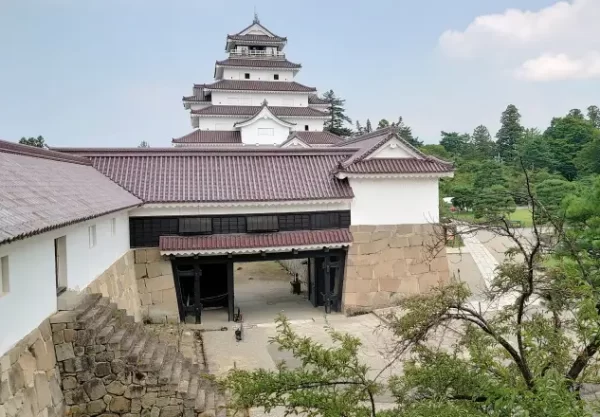Red-tiled tenshu of Aizuwakamatsu Castle (会津若松城) in Fukushima, a historic samurai fortress