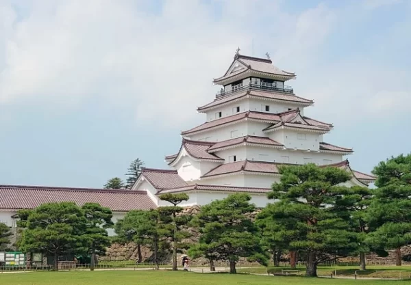 Red-tiled tenshu of Aizuwakamatsu Castle (会津若松城) in Fukushima, a historic samurai fortress