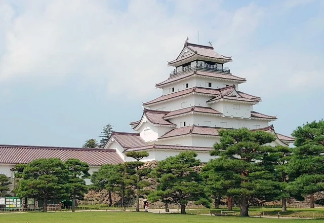 Red-tiled tenshu of Aizuwakamatsu Castle (会津若松城) in Fukushima, a historic samurai fortress