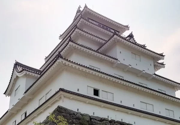 Red-tiled tenshu of Aizuwakamatsu Castle (会津若松城) in Fukushima, a historic samurai fortress