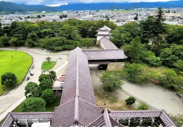 Red-tiled tenshu of Aizuwakamatsu Castle (会津若松城) in Fukushima, a historic samurai fortress