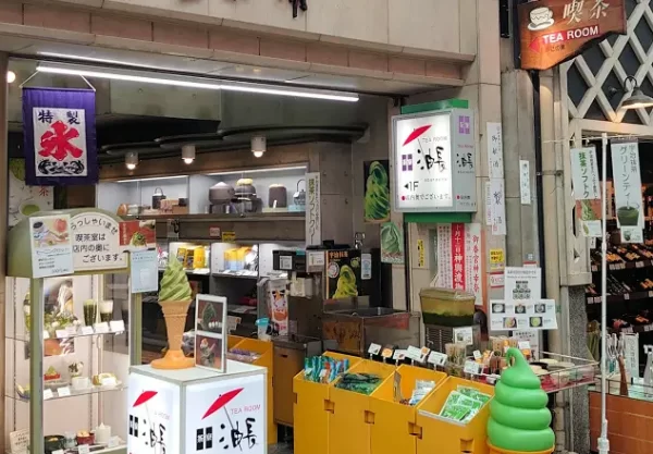 Matcha soft cream at Aburacho Tea Shop Saryo (油長茶舗 茶寮油長) in Fushimi, Kyoto, near Fushimi Inari (伏見稲荷)