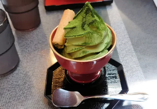 Matcha soft cream at Aburacho Tea Shop Saryo (油長茶舗 茶寮油長) in Fushimi, Kyoto, near Fushimi Inari (伏見稲荷)