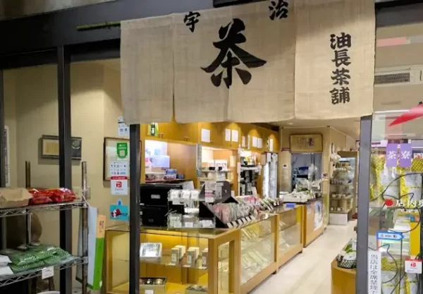 Matcha soft cream at Aburacho Tea Shop Saryo (油長茶舗 茶寮油長) in Fushimi, Kyoto, near Fushimi Inari (伏見稲荷)